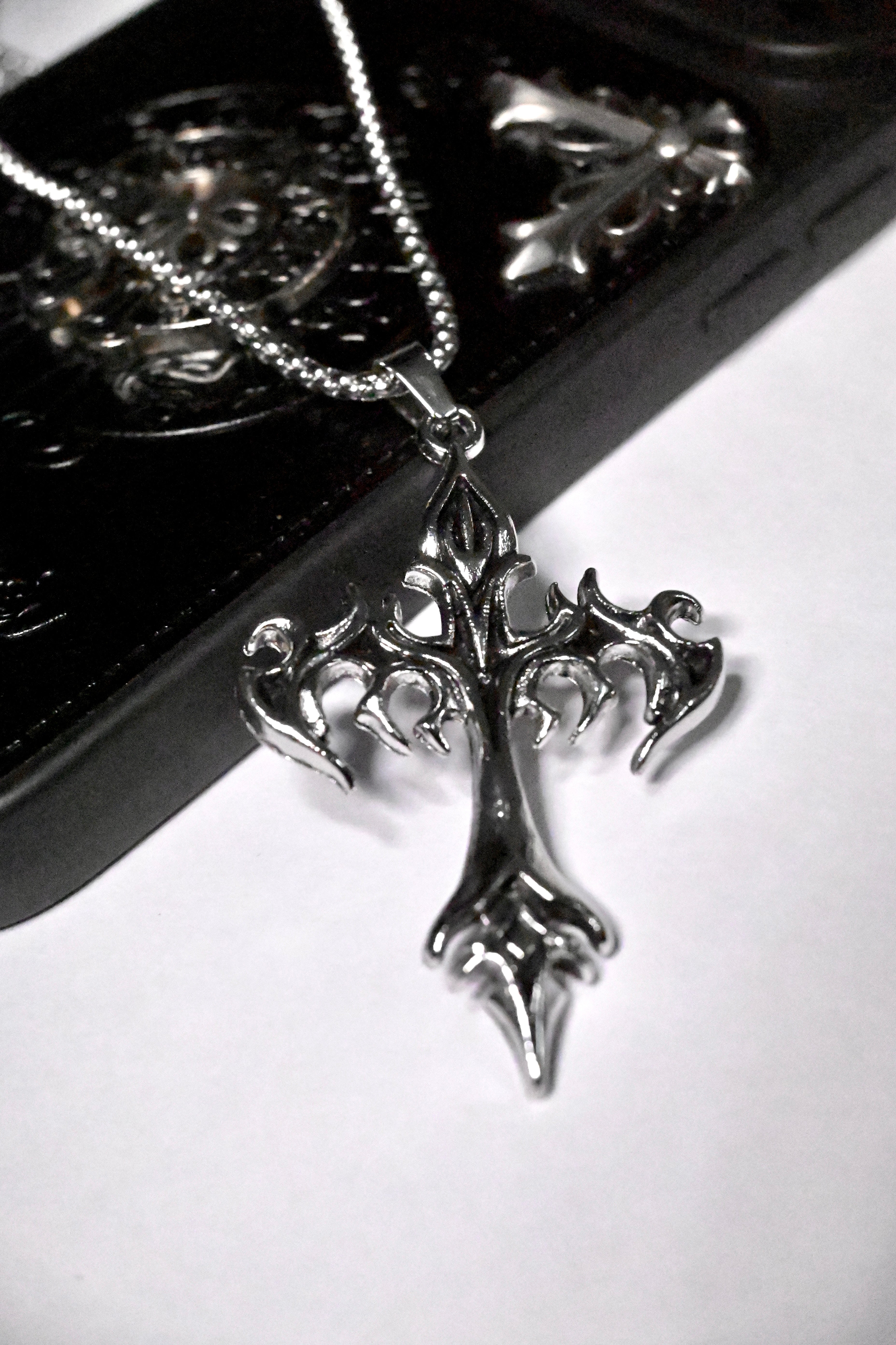 CFIERCE devil’s Wing Collar 悪魔ネックレス XG着用 Amazon.co.jp: Jewlikee ハーフエンジェル ハーフデビルネックレス