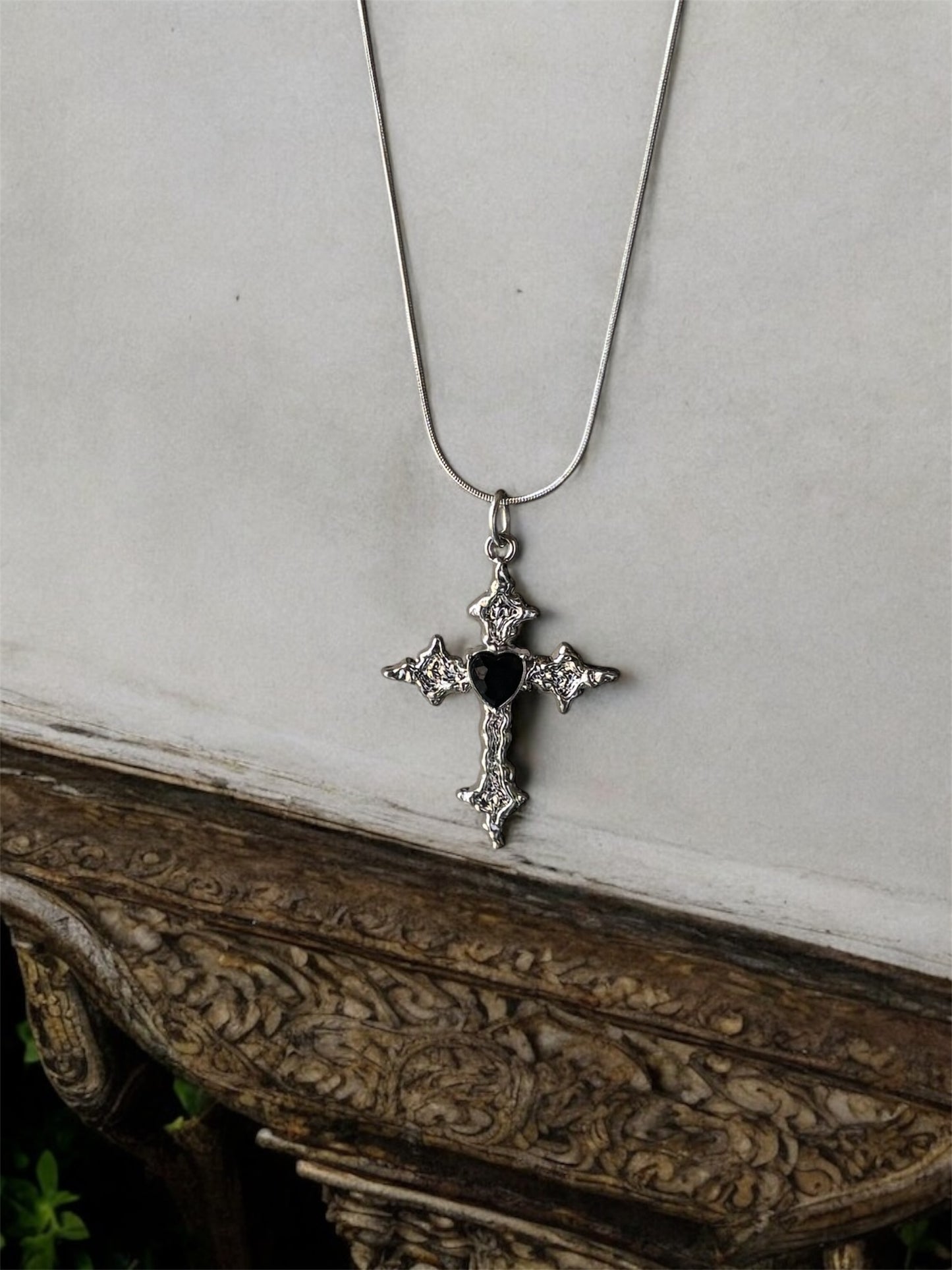 Noir Gothic Cross